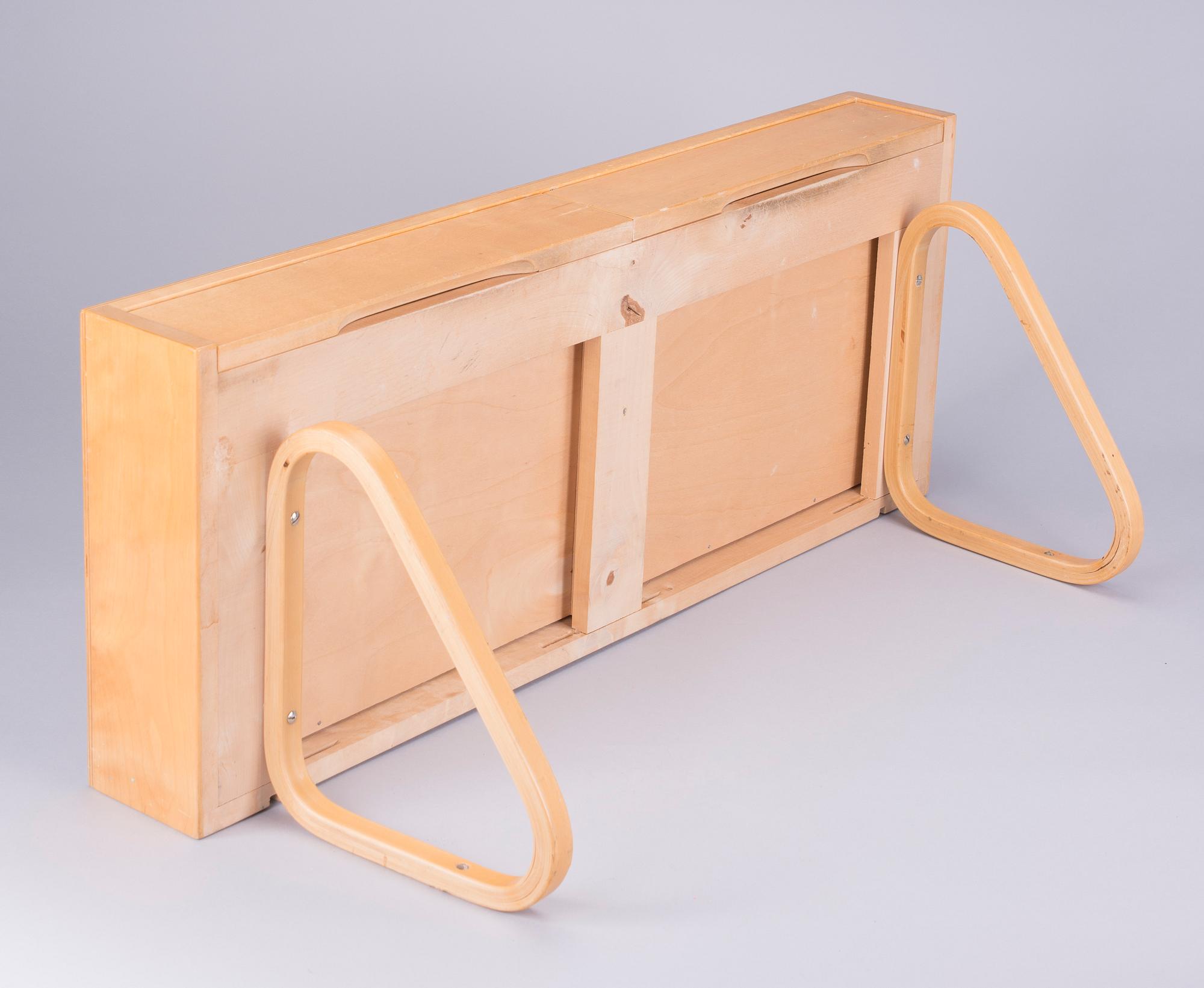 VÄGGKONSOL / VÄGGHYLLA, Alvar Aalto, Artek, 1900-talets mitt.