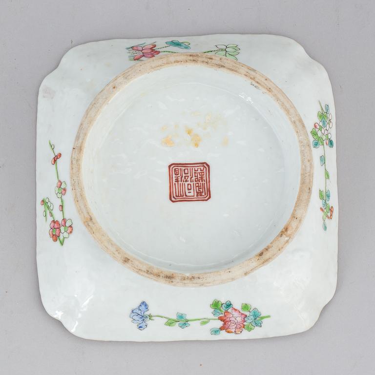 A famille rose dish, Qing dynasty, late 19th century.