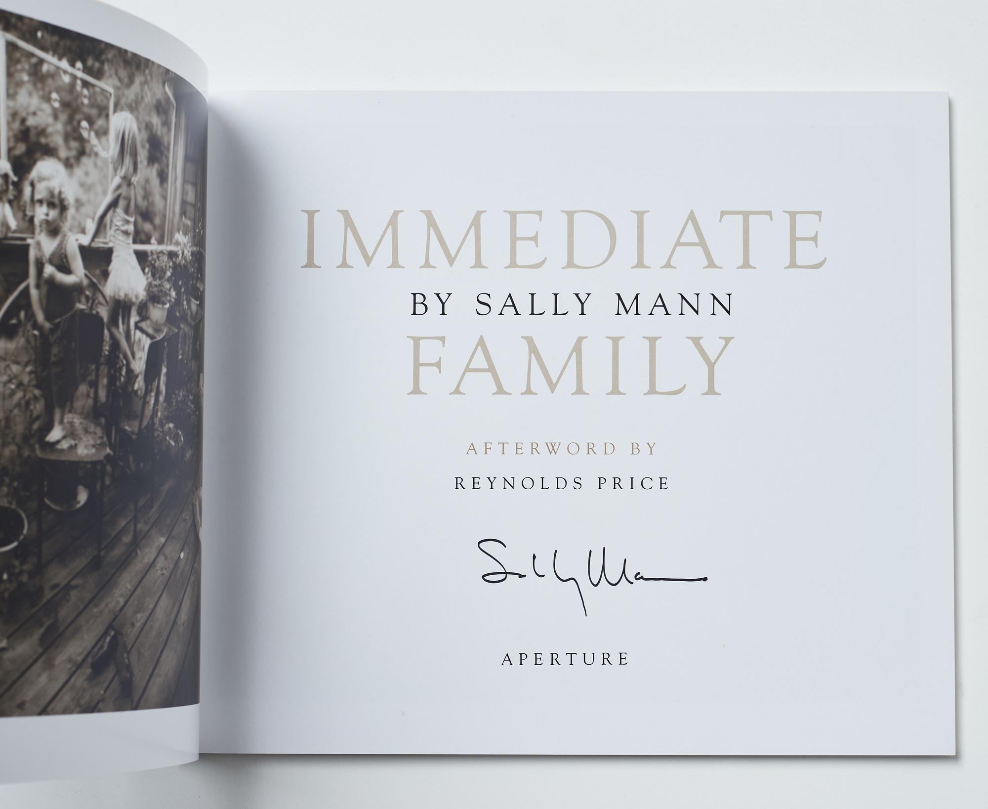 Sally Mann, bok Immediate Family signed.