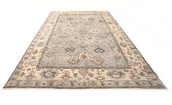 A carpet, Ziegler Design, ca 371 x 253 cm.