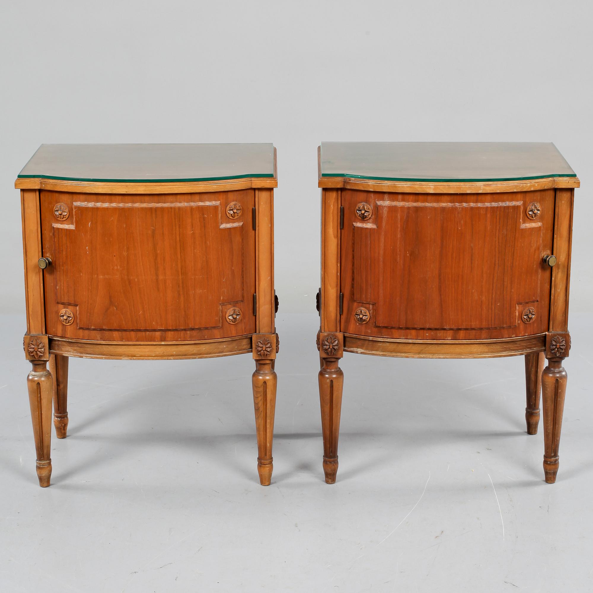SÄNGBORD, ett par, gustaviansk stil, 1900-talets mitt.