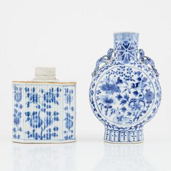 A chinese porcelain tea caddy and moon flask, 18th/19th century.