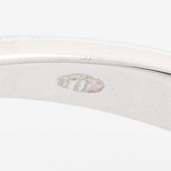 Ring in 18K white gold set with a faceted sapphire and round brilliant-cut and modified baguette-cut diamonds.