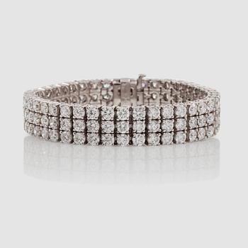 1170. A brilliant-cut diamond bracelet. Total carat weight circa 30.00 cts.