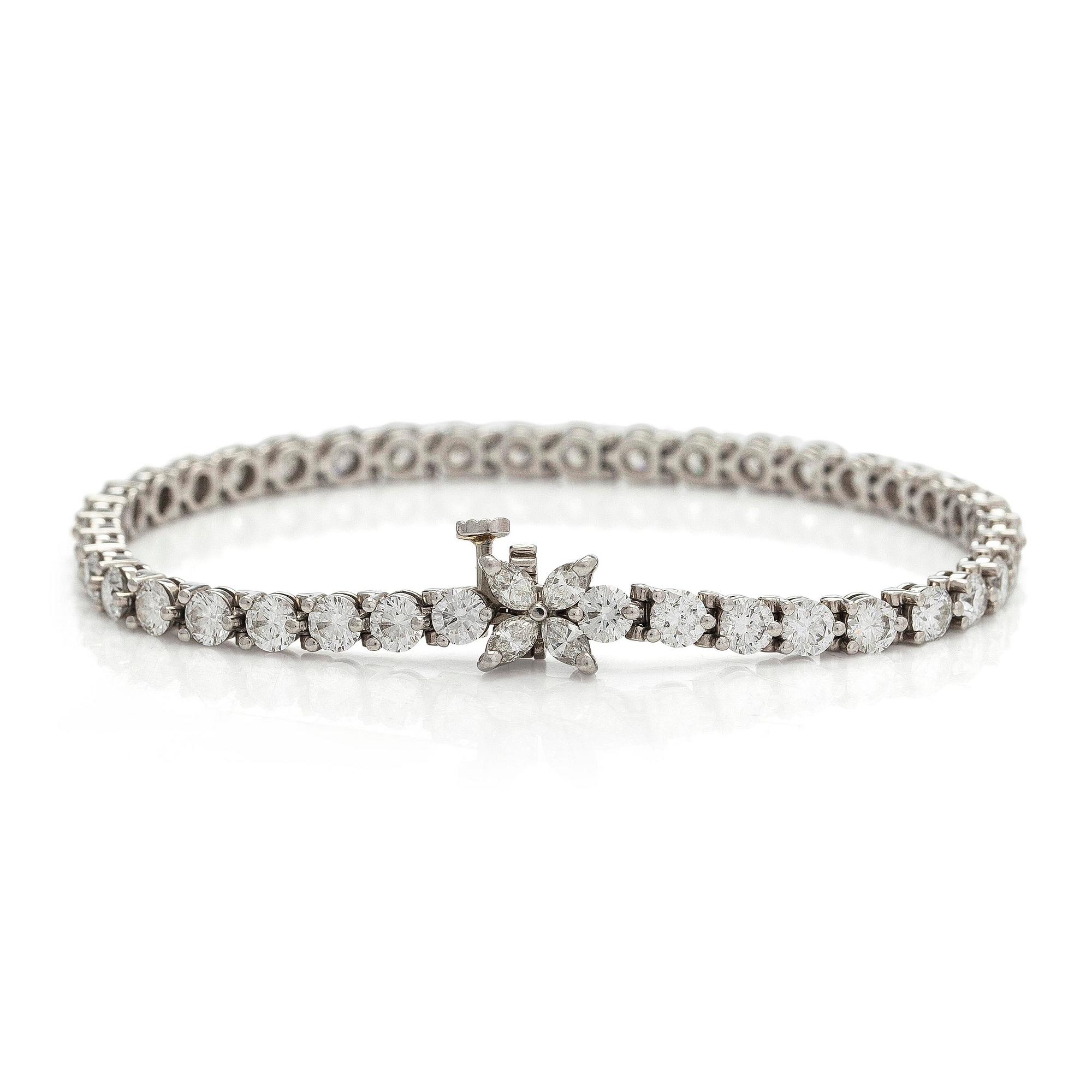 Tiffany & Co, "Victoria" tennisrannekoru, platinaa sekä briljantti- ja marquisehiottuja timantteja.