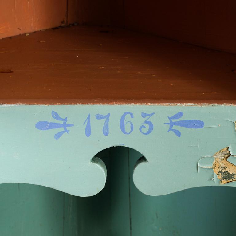 HÖRNSKÅP, allmoge, 1800-talets början.