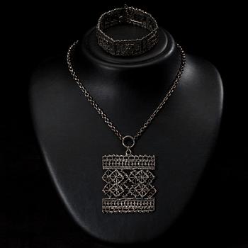 HÄNGE samt ARMBAND, silver, Pentti Sarpaneva, Åbo 1968.
