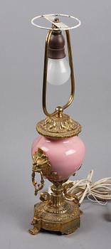 BORDSLAMPA, porslin och gulmetall, Louis XVI-stil, 1900-tal.