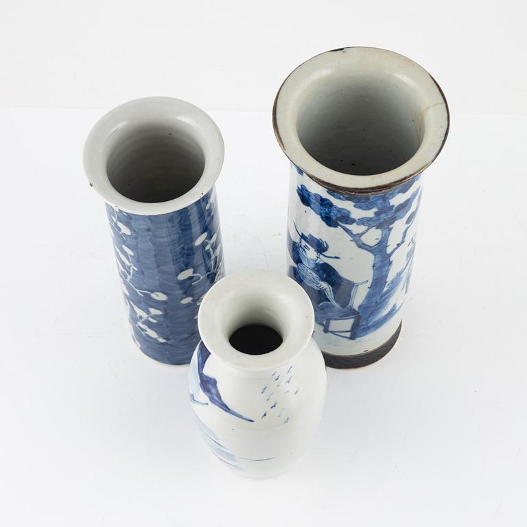 Three Chinese porcelian vases, early 20th Century.
