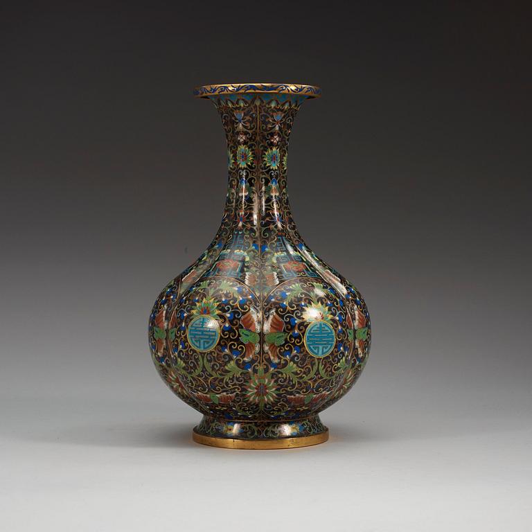 VAS, cloisonné. Sen Qing dynasti, 1800-tal.