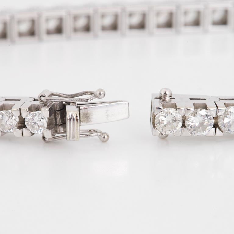 An 18K white gold tennisbraclet set with round brilliant-cut diamonds.