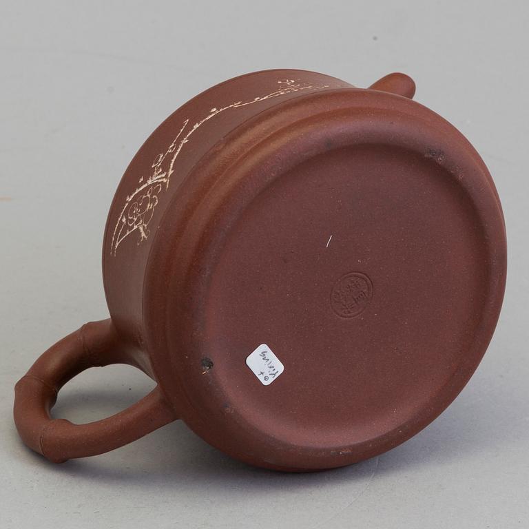 A Chinese yixing teapot with cover, 1960/70s.