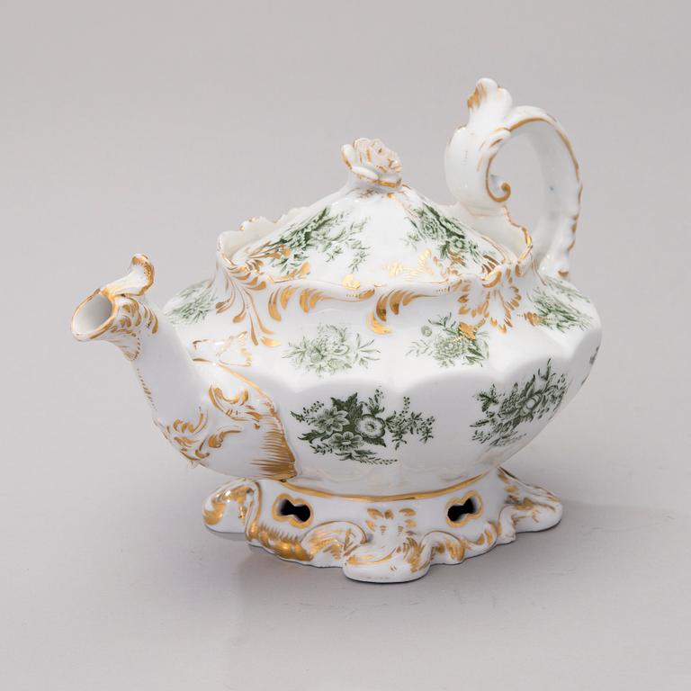 A Russian rococo style porcelain teapot, Kornilov 1840-1861.