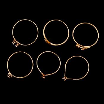 RINGAR, 6 st, 18 k guld, med olika stenar, 1900-talets andra hälft. Total vikt ca 4 gram.