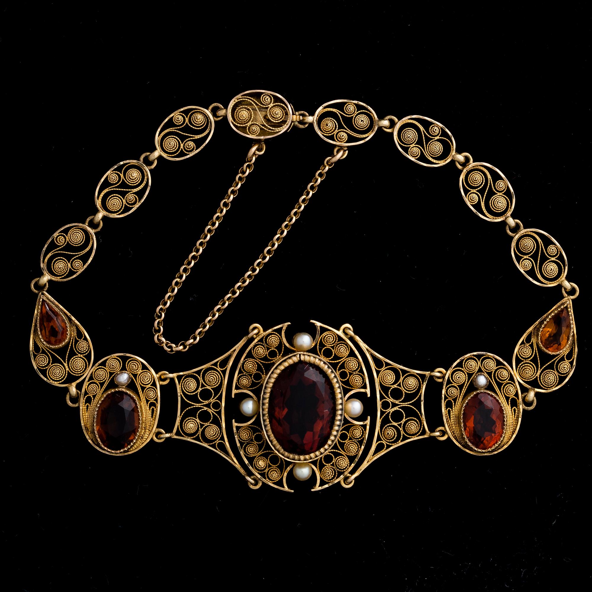 A NECKLACE and BRACELET, facetted citrines, pearls, 18K gold filigrane. Stockholm 1908.