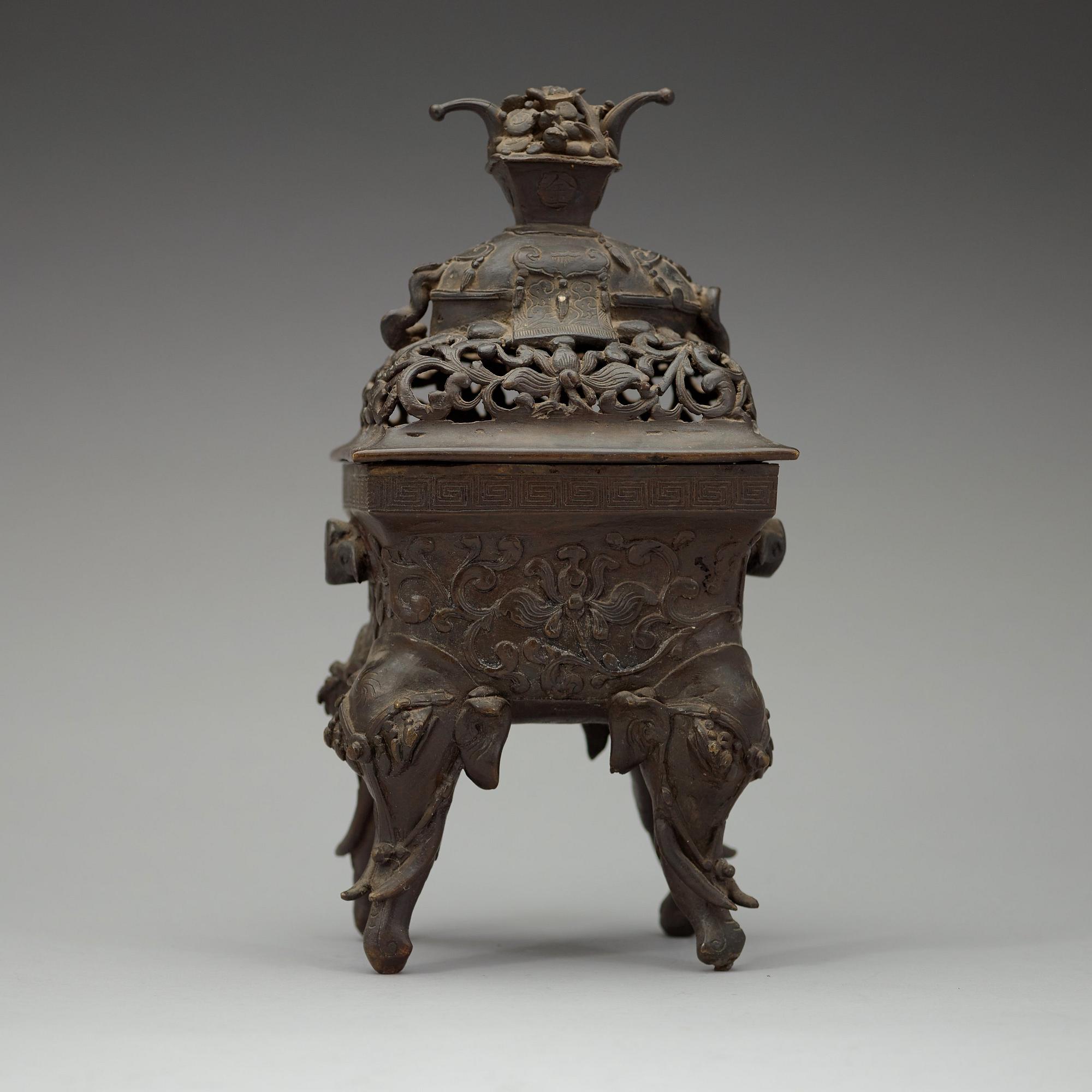 A bronze censer with cover, late Qing dynasty, 19th Century.