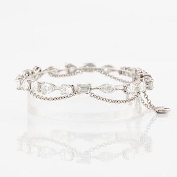 Armband 18K vitguld med diamanter i olika slipformer.