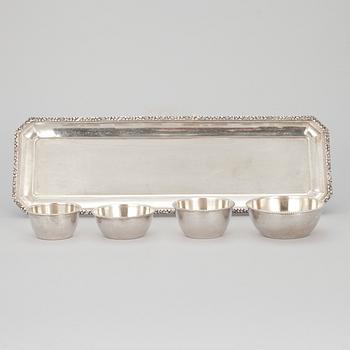 BRICKA samt KRYDDSKÅLAR, 4 st, silver, Ungern, sekelskiftet 1800/1900. Vikt 425,7 g.