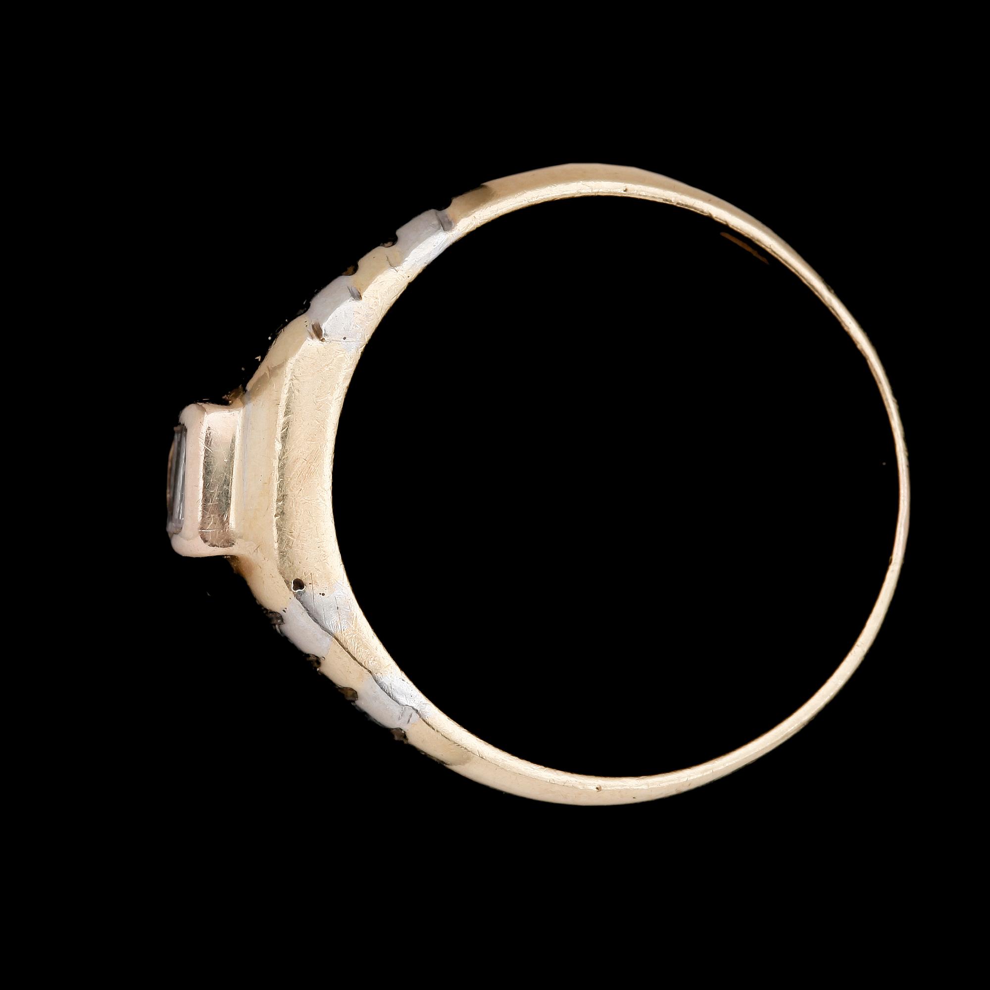 RING, 18k guld med två baguetteslipade diamanter. Tot vikt ca 7,9g.
