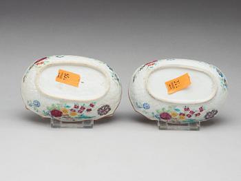 A pair of famille rose bowls, Qing dynastin, Qianlong (1736-95).