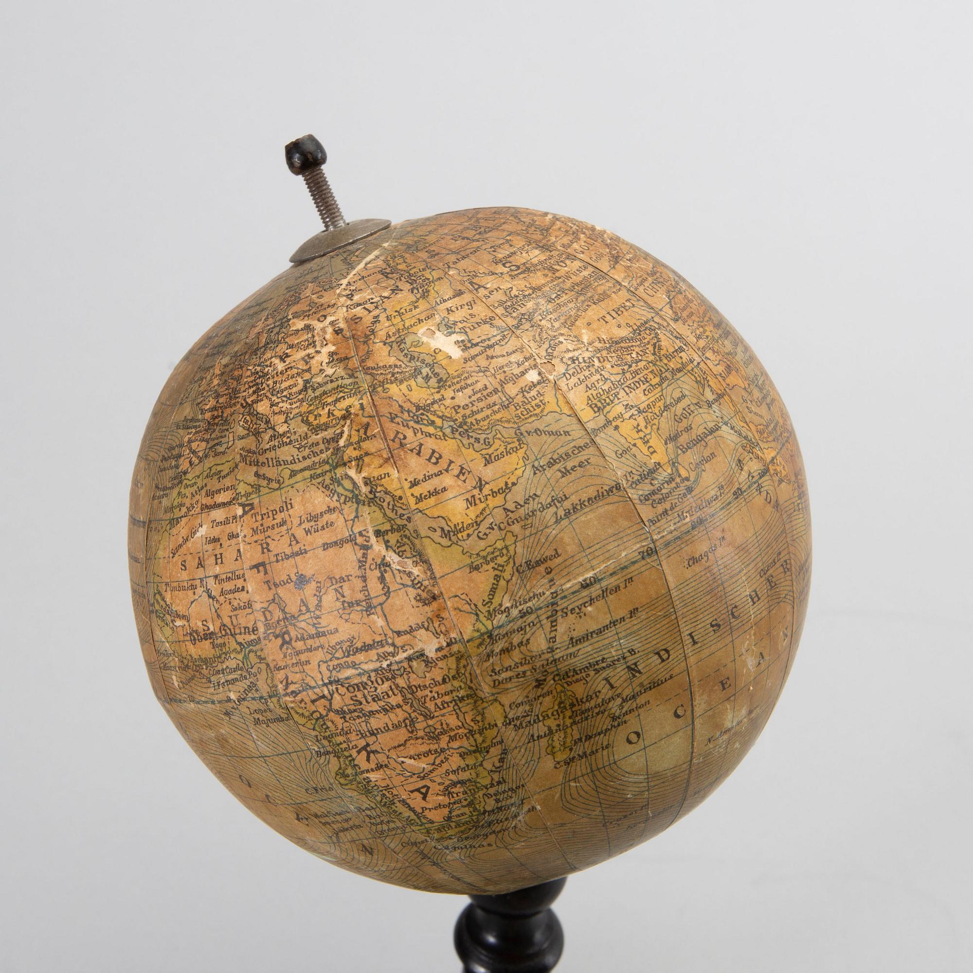 Jordglob, 2 st, och en Himmelsglob, 1900-tal.