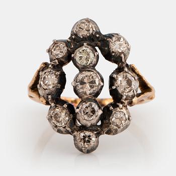 1053. An 18K gold and silver ring set with old-cut diamonds.