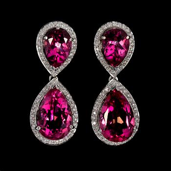 1046. ÖRHÄNGEN, droppslipade rosa topaser med briljantslipade diamanter, tot. 0.60 ct.
