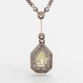 Halsband, 14K och 18K vitguld, empress-slipad diamant ca 1.14 ct och briljantslipade diamanter ca 0.24 ct tot.