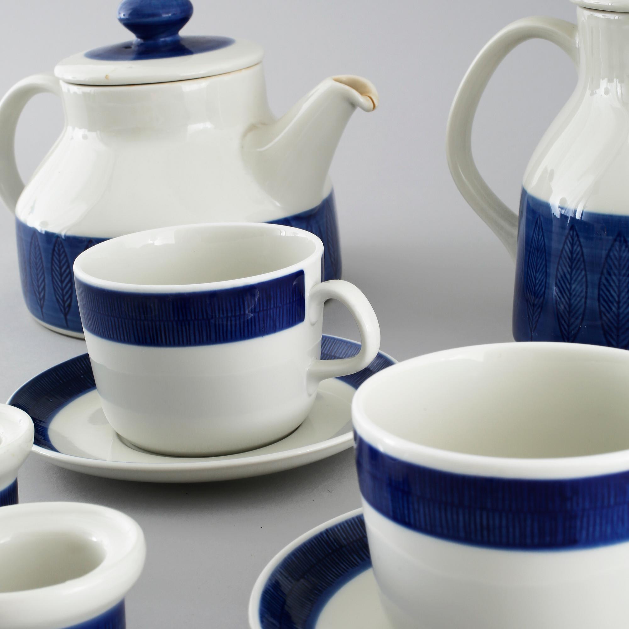 A tea/coffee set of 12 pcs by Hertha Bengtsson for Rörstrand, in production 1956-1988.