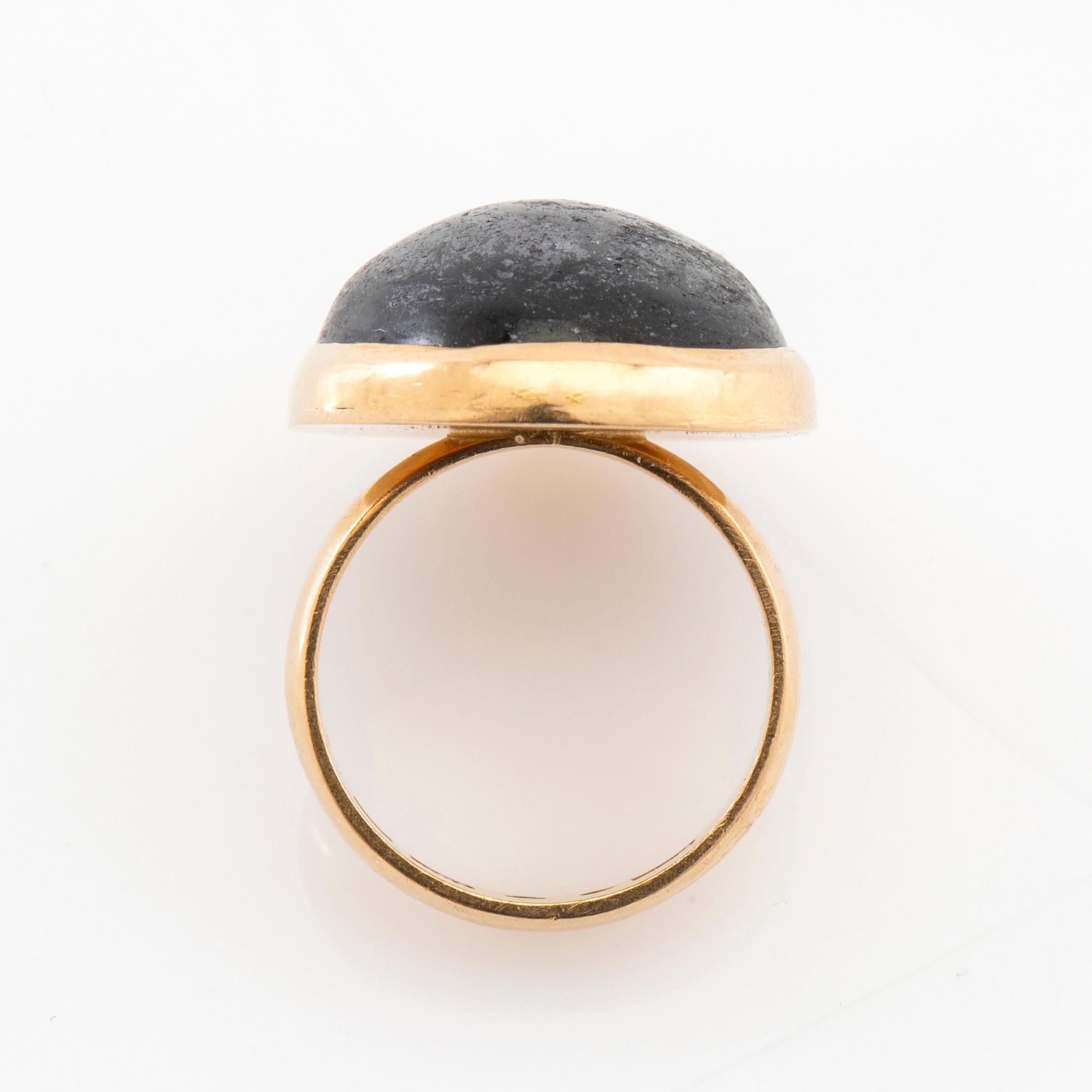 Ring 18K gold with oval cabochon-cut Holmquistite, Bengt Liljedahl Stockholm 1989.