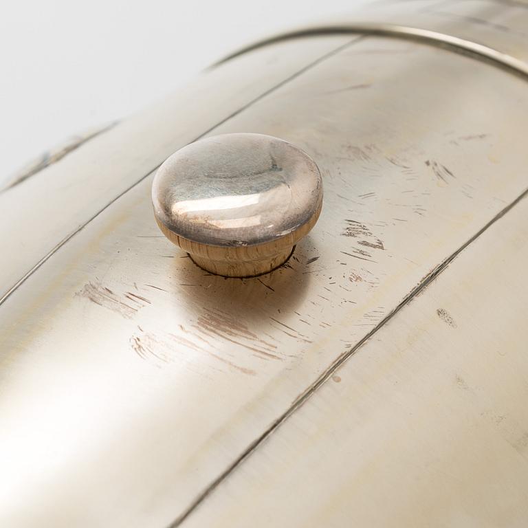 Tynnyri, hopeaa puujalustalla, Auran Kultaseppä, Turku 1969.