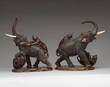 SKULPTURER, ett par, brons. Japan, sen Meiji (1868-1912).