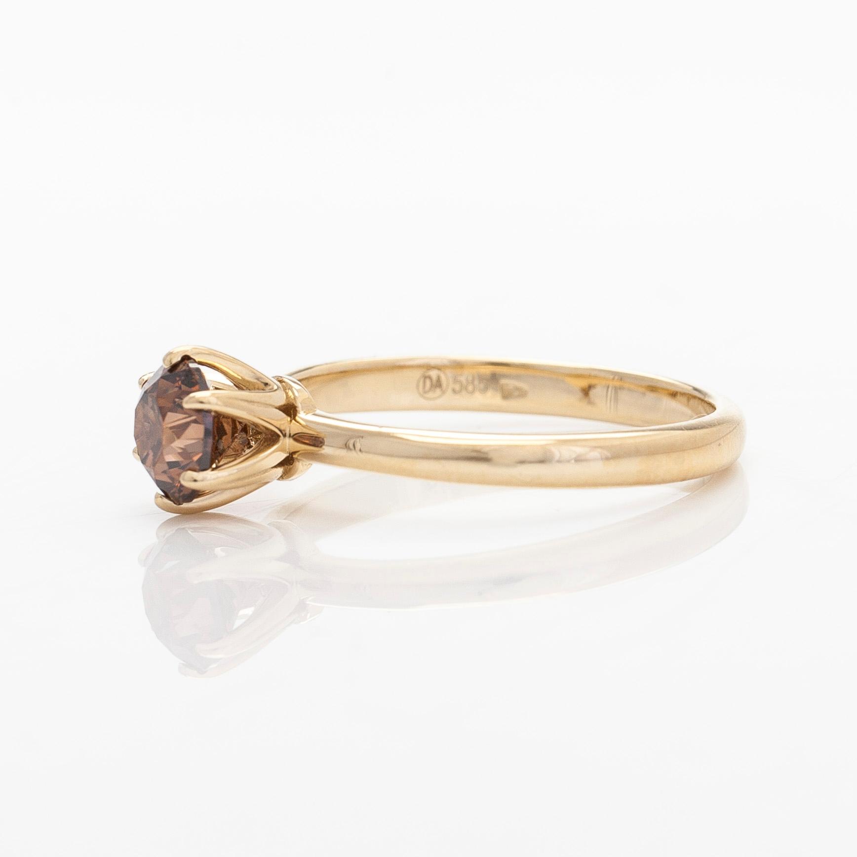 A 14K gold ring set with a brilliant-cut brown diamond. With IGI-report.
