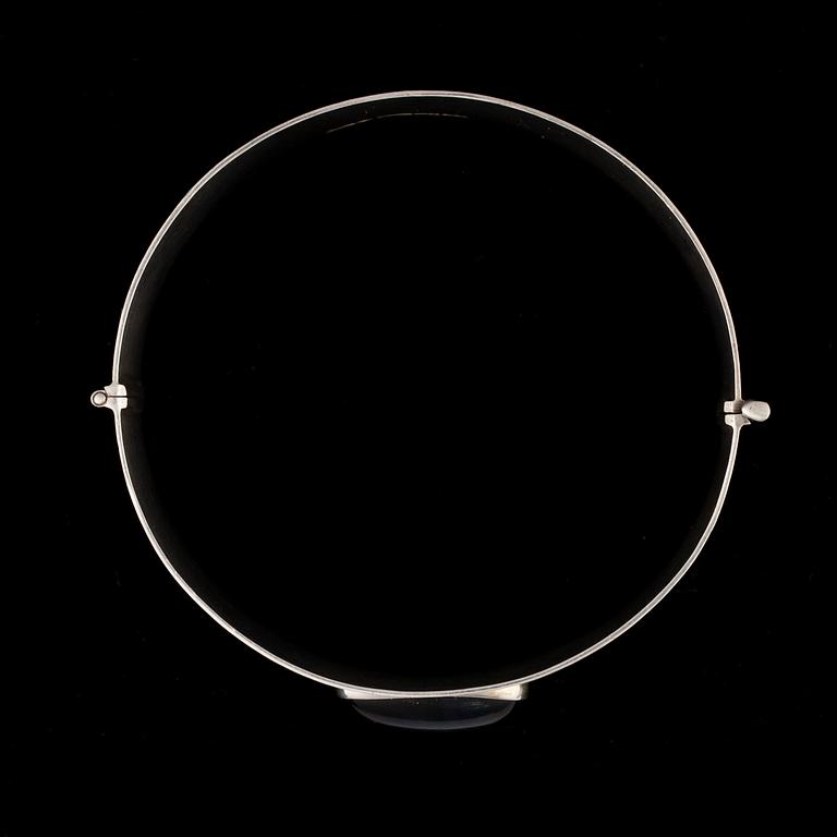 ARMRING, silver, cabochonslipat falköga. Finska Guldsmeder Åbo 1963.