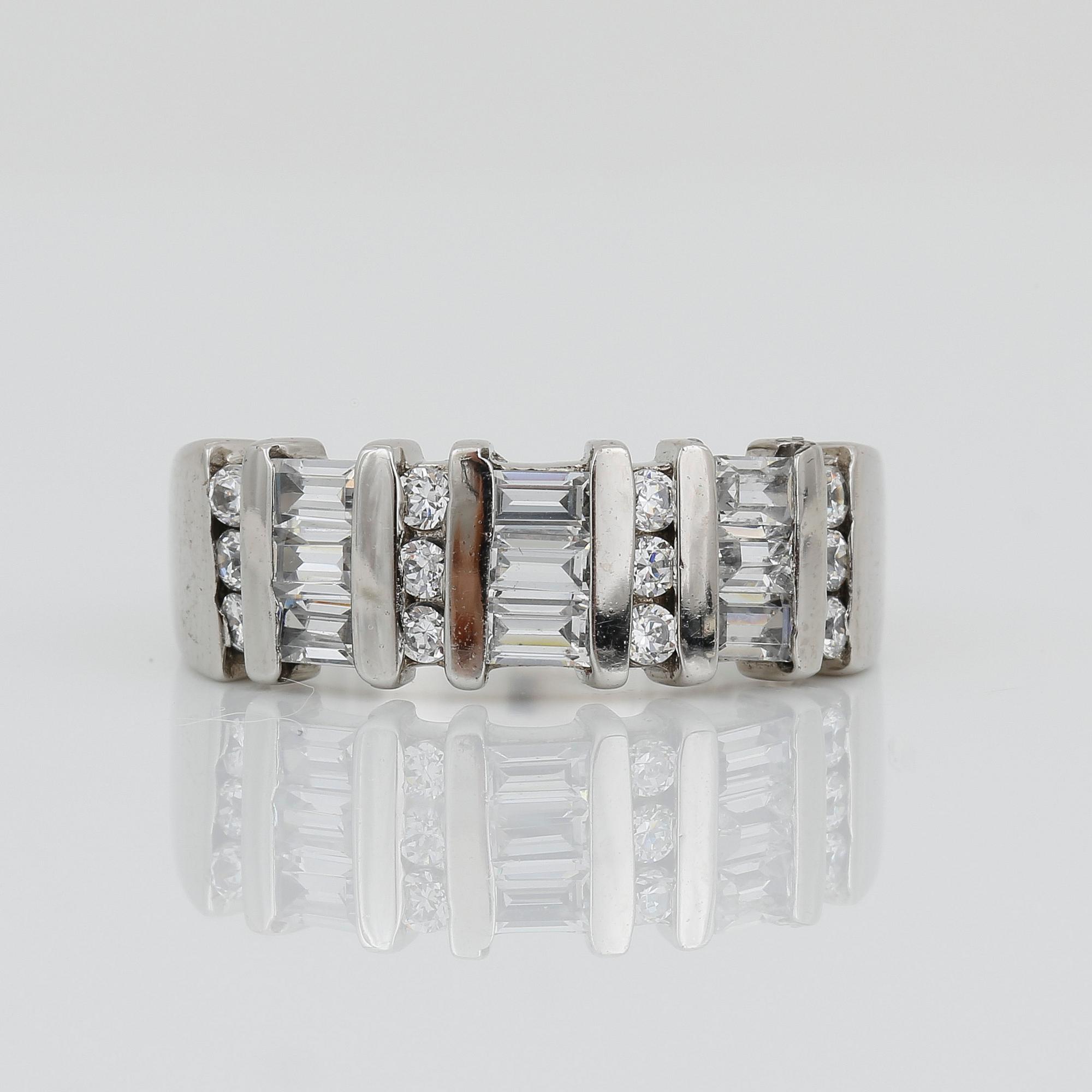 RING, 18K vitguld med baguette och briljantslipade diamanter, tot ca 1,26 ct. Vikt ca 5,76 g.