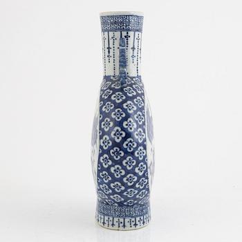 Pilgrimsflaska, porslin, Kina, Qingdynastin, sent 1800-tal.