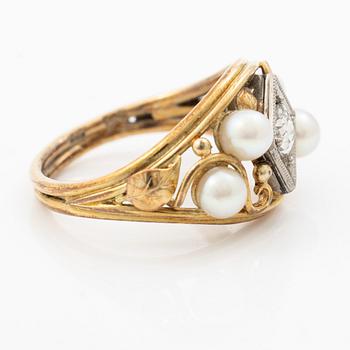 Ring 14K guld med gammalslipad diamant och pärlor.