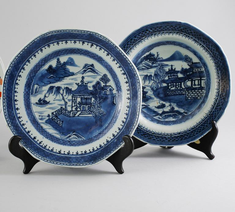 FOUR PLATES AND ONE DISH, Qianlong (1736- 1795) and Jiaqing (1739-1820).