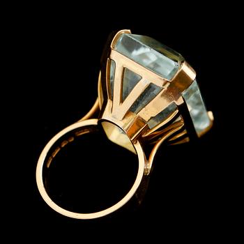 RING, 18 k, guld, stor fasetterad akvamarin ca 54 ct svenska stämplar BAG, Stockholm, 1988.