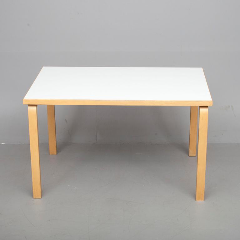 BORD, modell 80A, Alvar Aalto, Artek. 1900-talets senare hälft.