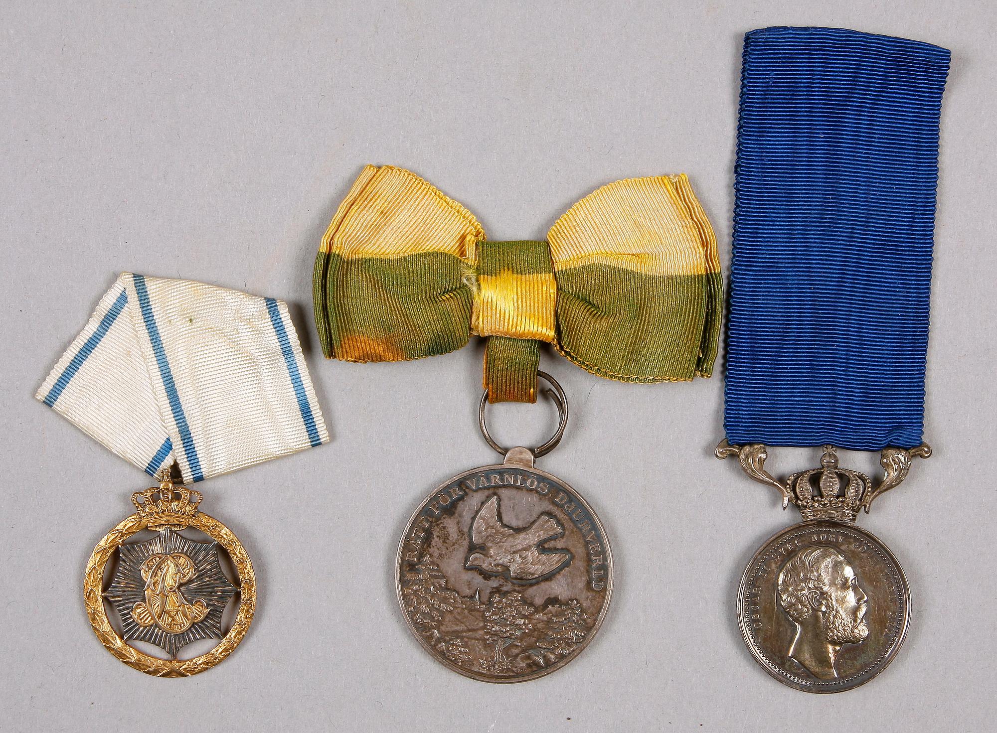 MEDALJER, 3 st, silver, bla jubileumstecken för Gardeforening 50 år, Danmark. Sent 1800- till 1900-talets första hälft.