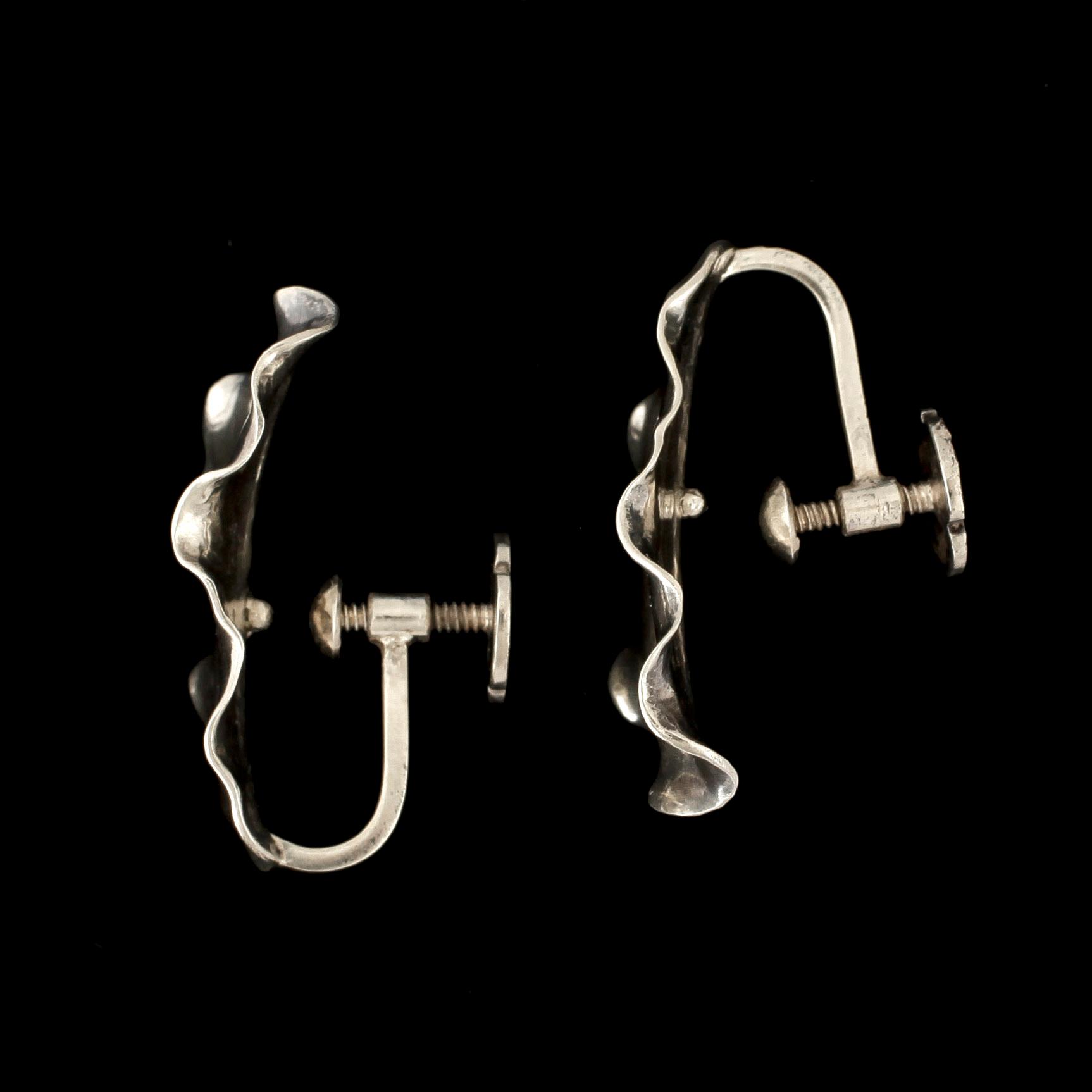 ÖRHÄNGEN, ett par, silver, Wiwen Nilsson, 1951. Vikt ca 5 g.