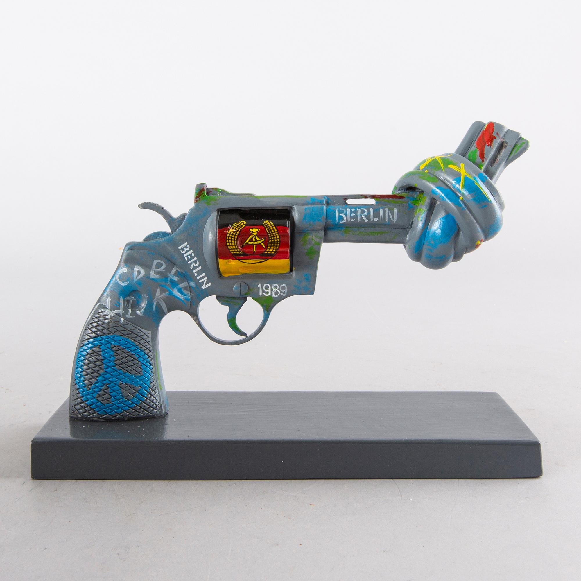 CARL FREDRIK REUTERSWÄRD, Non-Violence Project Foundation skulptur 2013.