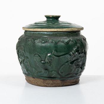 A green glazed jar, Southern China, Qing dynasty, 19th century.