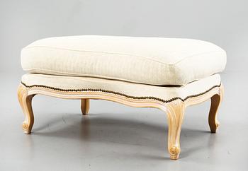 FÅTÖLJER samt FOTPALLAR, ett par, rokokostil, 1900-tal.