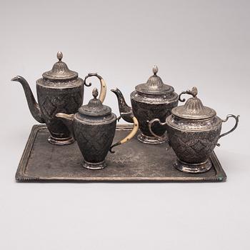 BRICKA, KANNOR, 3 st och SOCKERSKÅL, silver, Persien 1900-talets första hälft. Totalvikt ca 2800 g.