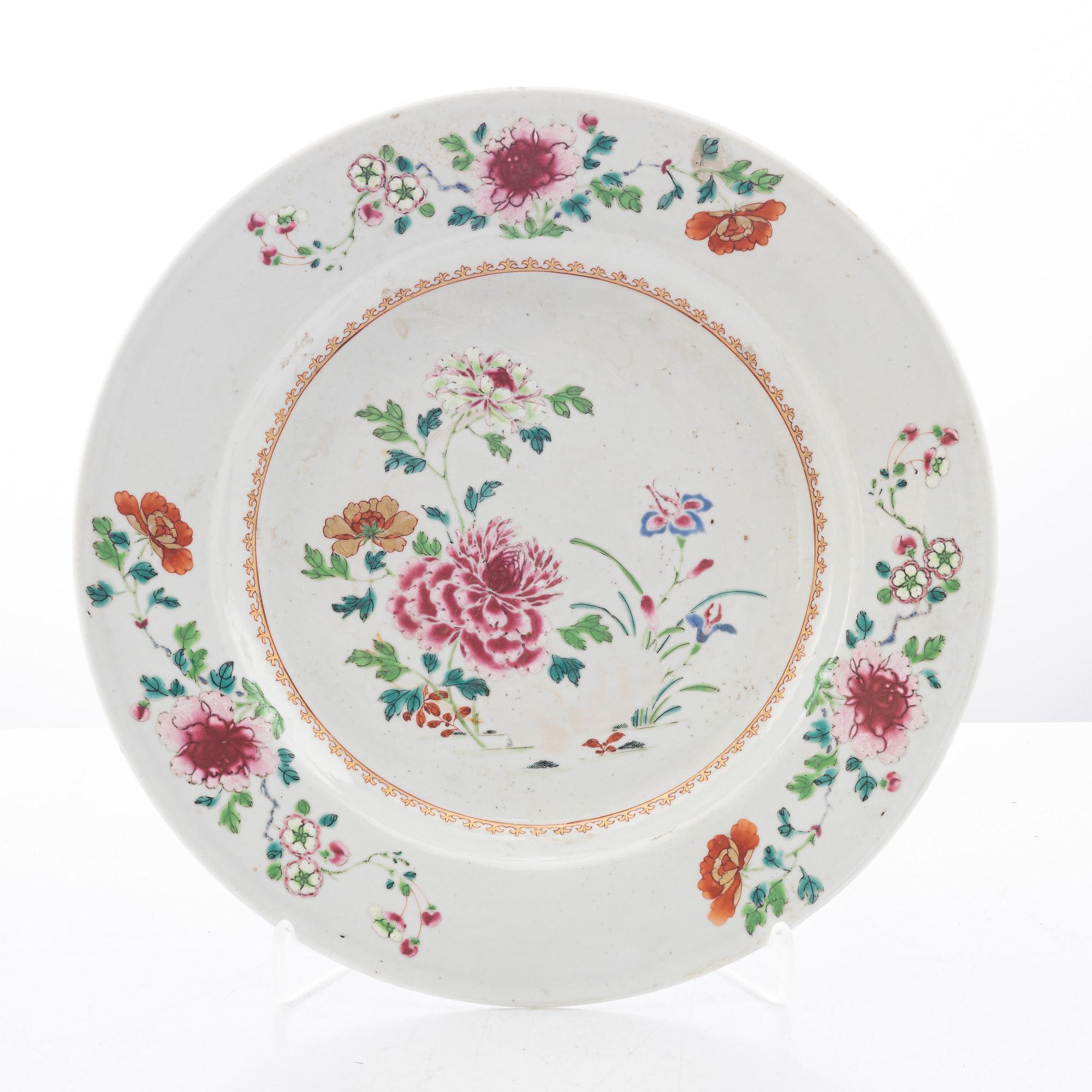 A famille rose serving dish, Qing dynasty, Qianlong (1736-95).