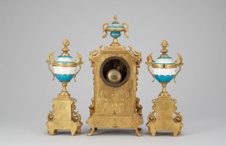 BORDSGARNITYR, 3 delar, porslin och förgylld brons. Louis XVI-stil. 1800/1900-tal.