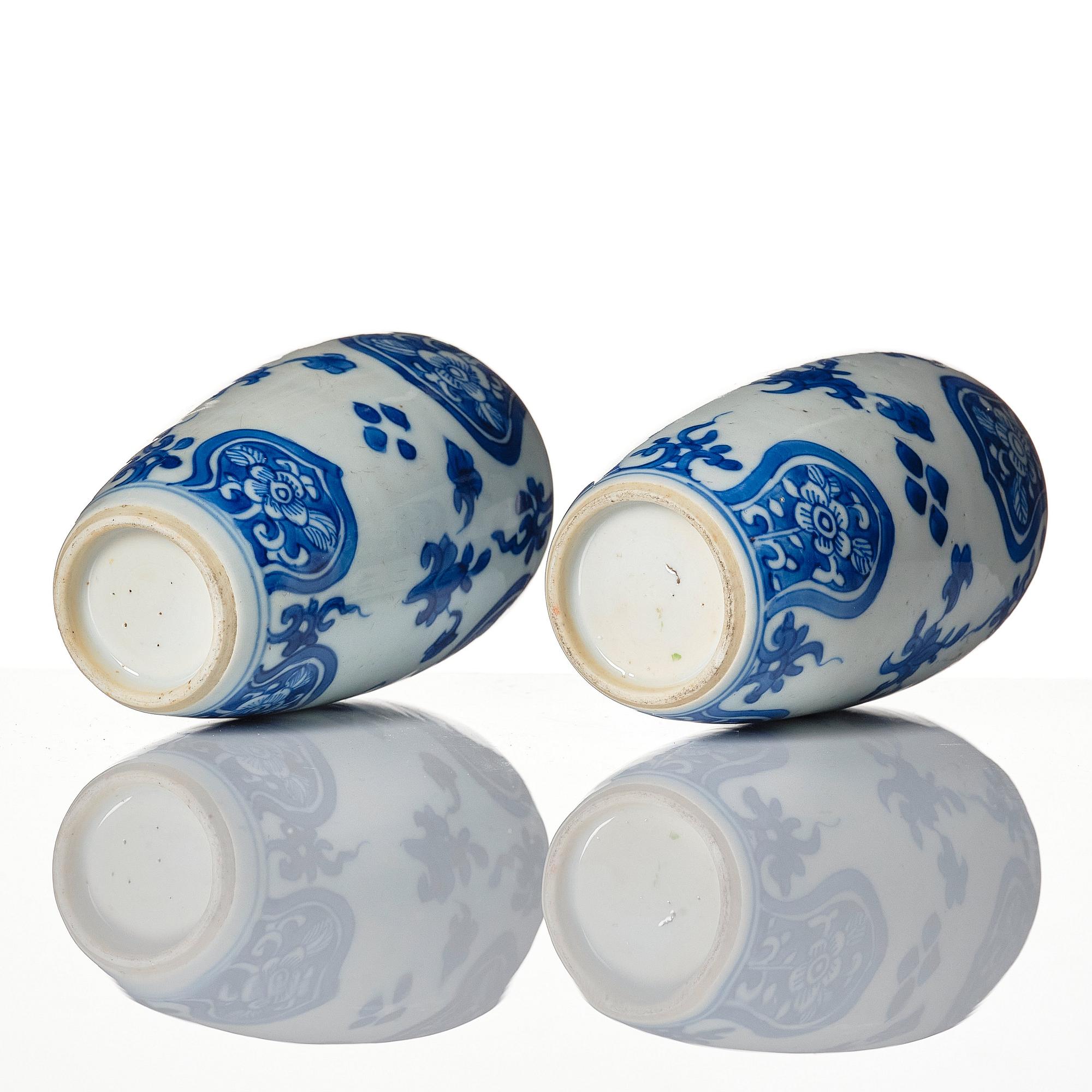 Urnor med lock, ett par, porslin. Qingdynastin, Kangxi (1662-1722).