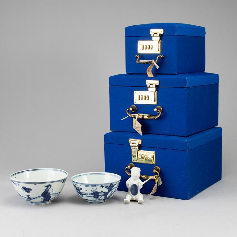 A set of two blue and white bowls and a figurine, Ming dynasty and Qing dynasty, 17th Century.